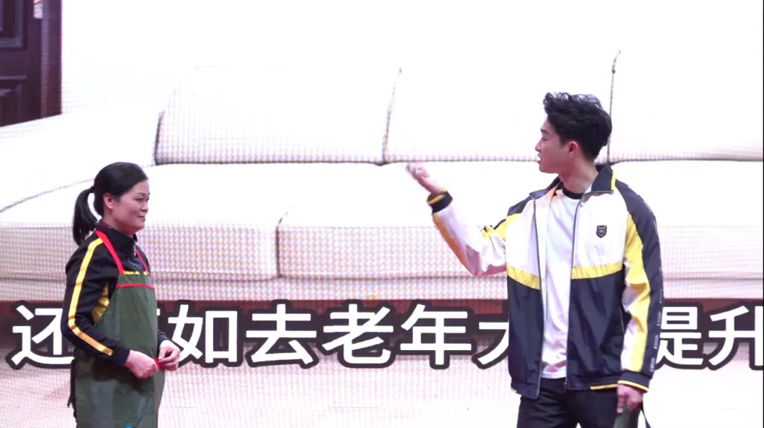 情景剧《蜕变》演绎健康行业创业艰辛之路--2024新澳门原料网大全九周年庆典回顾